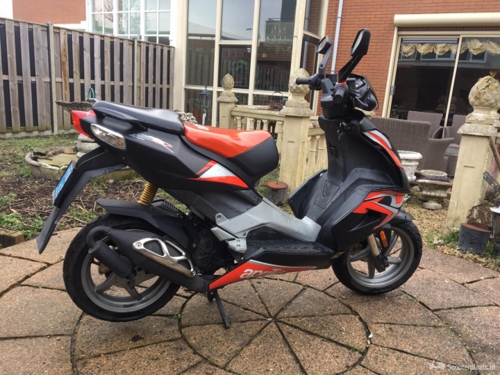 Aprilia SR 50 rood